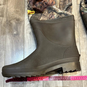 Bushline Outdoor Insulated Camo Chest Waders in Mossy Oak Print Boots and Tread Close Up with Measurements | ScoutTech Outfitters